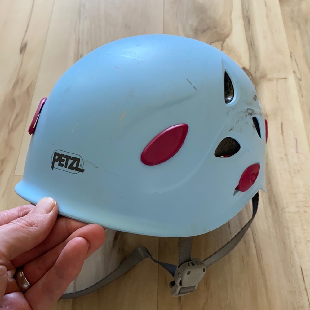 Petzl Used climbing helmet. Zero hits. Some wear.